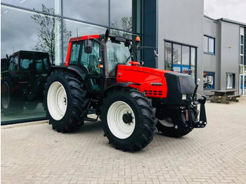 VALTRA Traktor