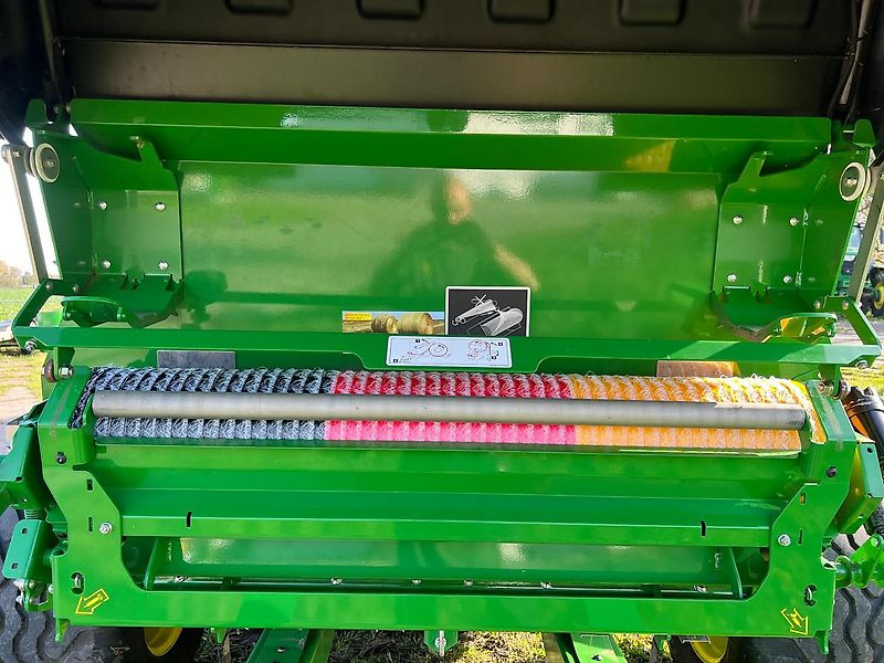 Rundballenpresse John Deere V451M nur 3244 Ballen!: das Bild 12