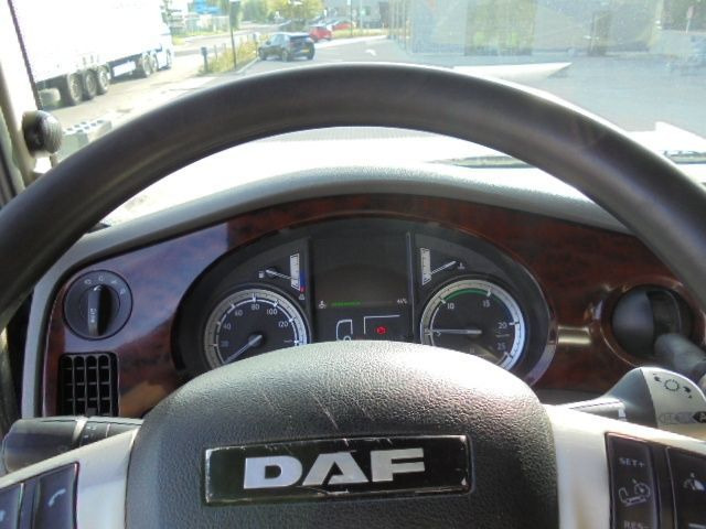 Sattelzugmaschine DAF XF 106.460 SUPER SPACE CAB: das Bild 10