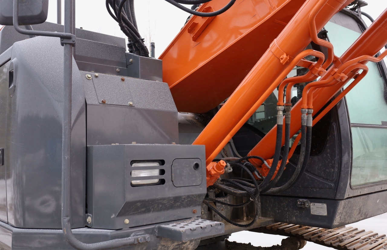 Kettenbagger Hitachi ZX225USLC-5B: das Bild 9