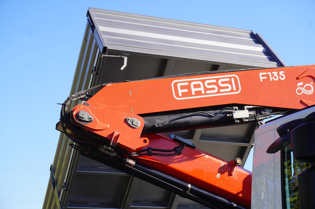 Mobilkran IVECO Stralis 310 E6 / NEW 3-sided tipper / Fassi F135 crane with remote control: das Bild 37