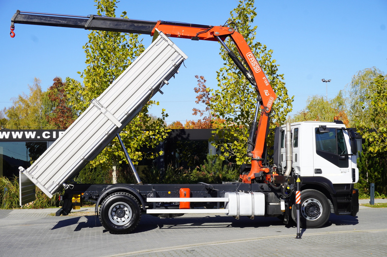 Mobilkran IVECO Stralis 310 E6 / NEW 3-sided tipper / Fassi F135 crane with remote control: das Bild 12