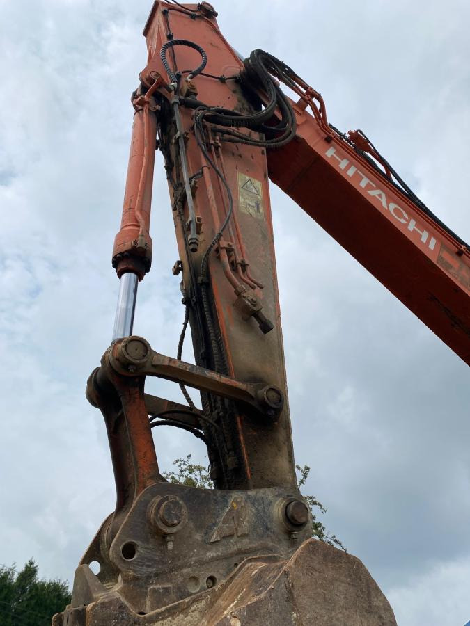 Kettenbagger Hitachi ZX225USLC-3: das Bild 10